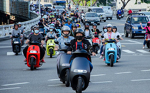 台北橋凌晨無聲的機車瀑布 1303台Gogoro破世界紀錄