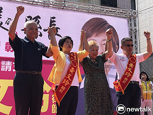 再度站台力挺 柯爸柯媽要認黃文玲當乾女兒