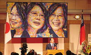 東京國慶酒會掛巨幅蔡英文像 前外交官：搞選舉？丟臉到國外!