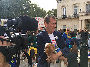 史上最萌遊行  英上千汪星人反脫歐吠公投