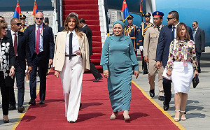 梅蘭妮亞訪非帽子變箭靶  急喊別管我的穿著