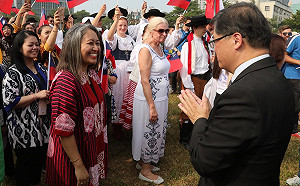 歡慶雙十 20餘外國藝術團隊台南觀禮升旗