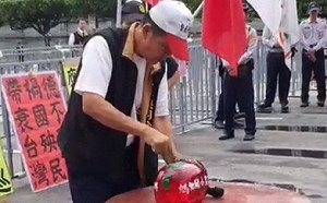 殺豬公對決唱歌 統獨兩派國慶景福門前較勁