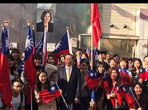 日橫濱中華街國慶活動 謝長廷揮舞國旗喊「中華民國萬歲」