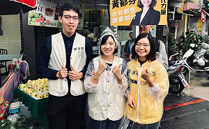 初登板！學姊、小牛合體時力參選人掃街拜票、幫柯P拉票