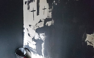 傻眼！遇「上帝的公主」蹭住  白牆漆黑辯稱：藝術創作