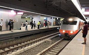 高雄鐵路地下化新紀元 首班列車就誤點