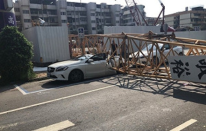 有夠衰！高雄工地吊車倒塌 百萬賓士秒變廢鐵