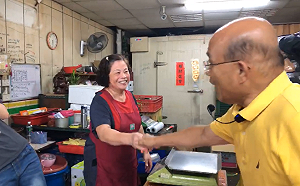 (影) 拜票遭民眾突襲拍肩拍肚 蘇貞昌助理驚急拉開