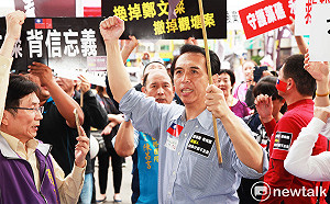 護藻礁救桃園！陳學聖批民進黨政治算計  時力舉牌抗議鄭文燦