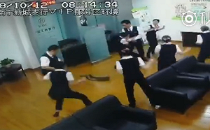 (影) 蛇從天降 銀行行員驚慌逃命