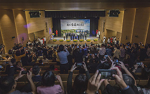 國家生技園區開幕 張曉風高舉「悲悼」布條