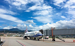 松山機場跑道破洞 緊急封閉搶修8航班受影響