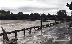 百年最慘洪災 法國傳路斷橋垮至少12死