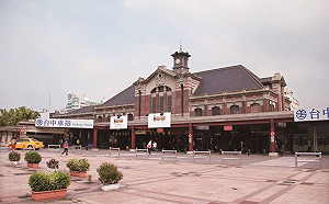 走進台中舊車站！3D光雕秀帶你回味建築百年歷史