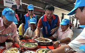 別讓老人孤單 高思博要讓宮廟成長照據點