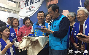 馬英九送「藍白拖」勉勵「小強特攻隊」期許媲美任期最長的「bad boy」 市長