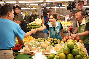 陳其邁牽手吳虹首次拜票 人氣爆表群眾沸騰