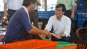 喝阿比搏感情！從凌晨到黃昏 陳其邁跑魚市、會運將