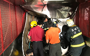 高雄保養廠轎車3樓升降梯墜下 一員工送醫不治