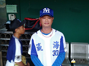 黑豹旗／曹竣崵胞弟執教瀛海中學 曹濠鵬盼貢獻所學