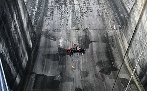 男墜石門水庫洩洪道 警消出動吊臂救人