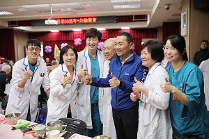 抽中2號高舉「YA」 侯友宜：大家一起過好日子！