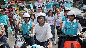 展實力！抽籤後車隊掃街 陳其邁：一步一腳印做好經濟市長