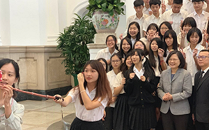 展現「親民」一面？ 高中生參訪總統府送禮給「蔡想想」