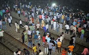 印度列車高速撞擊看節慶煙火群眾 至少50死