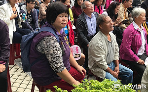 揹「嗡嗡包」來挺高嘉瑜！挺柯里長邱碧珠怨：民進黨太現實