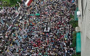 喜樂島聯盟「全民公投反併吞」 現場宣稱超過10萬人