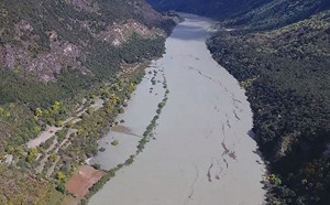 山崩土石阻水！雅魯藏布江現堰塞湖  西藏緊急撤離7千人