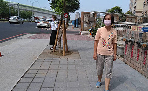 嚴格取締違停  文心路維持人行道暢通見效