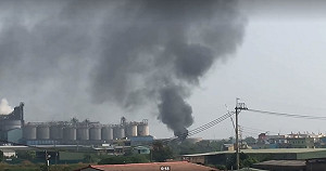 高雄林園廢油槽大火 黑色濃煙衝天數公里可見