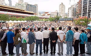 柯Ｐ在公園造勢遭罰 競選總幹事小野今在臉書致歉