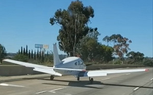 (影) 小心 有飛機!  美飛機迫降公路 技術精湛網友讚
