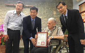 遲來的身份證！來台關懷原民57年  瑞士籍神父雷震華終於拿到