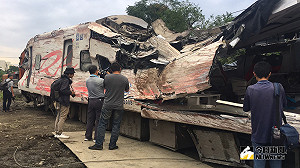 （影）驚悚直擊！普悠瑪翻覆列車第八節車廂最新畫面