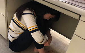 標準動作！規模6級地震劇烈搖晃 高嘉瑜嚇到躲桌底