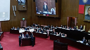 快訊》不滿楊翠列席院會違反黨團協商　國民黨舉牌抗議杯葛
