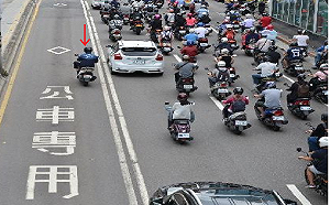 違規行駛公車專用道！北市警交通大隊：最高可裁罰1800元