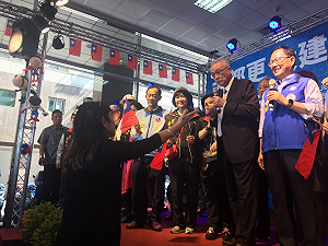 口嫌體正直？郝曼麗激喊「歡迎吳敦義總統」 吳口說困擾：反正幾乎所有工作都做過了