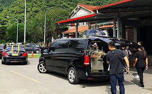 普悠瑪翻車奪18命 宜蘭縣長送走最後一位乘客  踏上回家的路