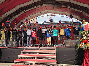 嘉市藍軍集結慶祝光復節 先為普悠瑪罹難者默哀