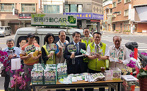 蔡旺詮選舉送玉米吸管做環保 黃偉哲現身力挺