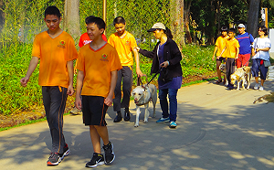 汪汪！跟著導盲犬遊花博 啟明學校孩子聆聽花開聲音