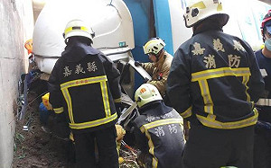 中山高民雄段貨車墜大排 2人送醫後宣告不治