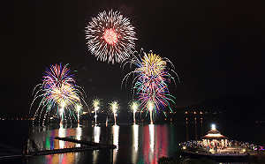日月潭夜晚也很美！絢爛煙火點亮夜空超吸睛