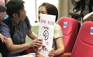 快訊》柯P遭嗆 蔡宜珊送娃娃口罩：市長沒化妝不要出來嚇人